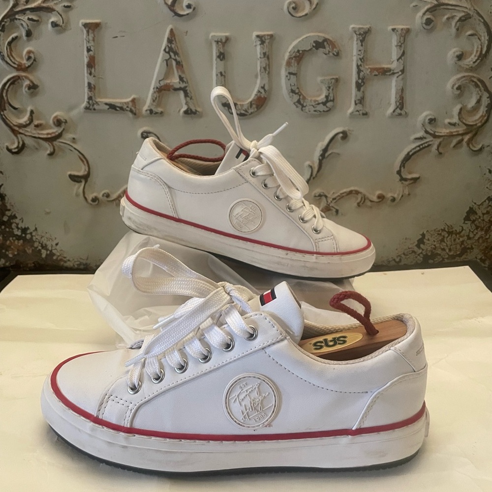 Tommy Hilfiger women’s tenis shoe white size5 1/2